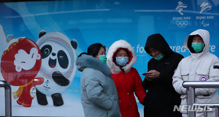 [베이징(중국)=뉴시스] 홍효식 기자 = 2022 베이징 동계 올림픽 개막식을 4일 앞둔 31일 중국 베이징 시내 한 버스정류장에 올림픽 광고가 부착돼 있다. 2022.01.31. yesphoto@newsis.com