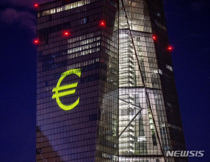 [프랑크푸르트=AP/뉴시스] 작년 12월 30일 저녁 독일 프랑크푸르트에 있는 유럽중앙은행(ECB) 청사에 불빛이 켜져 있는 모습. 2022.08.28 