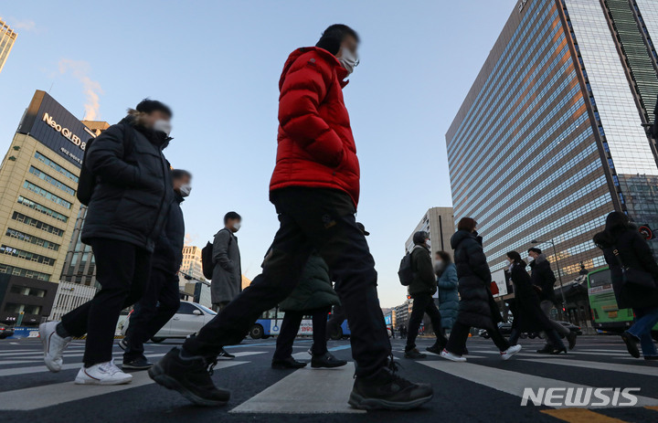 [서울=뉴시스] 권창회 기자 = 지난 2월3일 오전 서울 종로구 광화문역 인근에서 설 연휴를 마친 직장인들이 출근을 하고 있다. 2022.02.03. kch0523@newsis.com