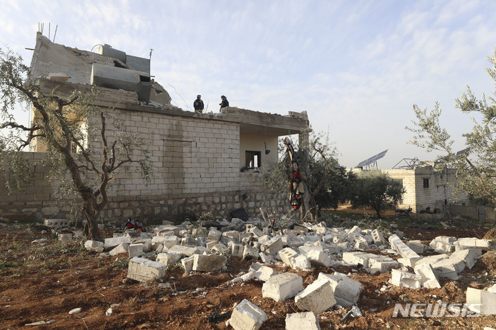 [아트메흐(시리아)=AP/뉴시스]3일(현지시간) 시리아 이들립주 아트메흐 마을에서 사람들이 미군 작전 후 파괴된 집을 점검하고 있다. 2022.02.04.photo@newsis.com