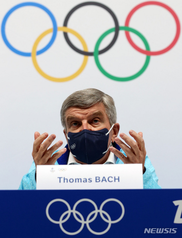 [베이징(중국)=뉴시스]토마스 바흐 국제올림픽위원회(IOC) 위원장은 23일(현지시간) 러시아와 벨라루스 선수의 국제대회 참가 문제와 관련해 "정치와 스포츠는 분리돼야 한다"고 말했다. 사진은 바흐 위원장이 지난해 2월3일 중국 베이징 메인 미디어 센터에서 기자회견을 하고 있는 모습. 2023.03.24.