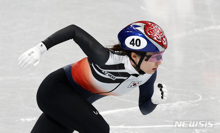 [베이징(중국)=뉴시스] 고범준 기자 = 대한민국 쇼트트랙 대표팀 최민정이 3일 오후 중국 베이징 캐피탈 실내경기장에서 2022 베이징동계올림픽대회를 앞두고 훈련을 하고 있다. 2022.02.03. bjko@newsis.com