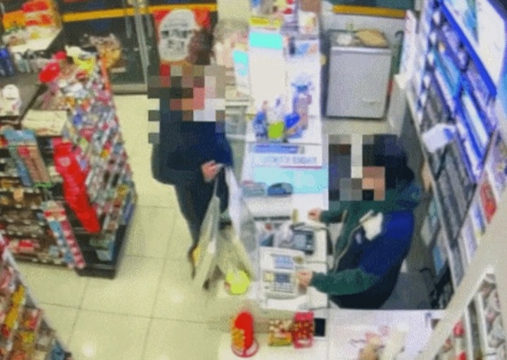 [서울 뉴시스]손님이 편의점 아르바이트생에게 우유를 던지는 모습. 사진 온라인 커뮤니티 *재판매 및 DB 금지