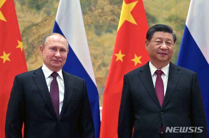 [베이징=AP/뉴시스] 블라디미르 푸틴(왼쪽) 러시아 대통령과 시진핑 중국 주석이 지난 4일 중국 베이징에서 회담을 하기 직전 포즈를 취하고 있다. 푸틴 대통령은 당시 베이징 동계올림픽 개막식에 참석하기 위해 중국을 방문했다. 2022.02.25.