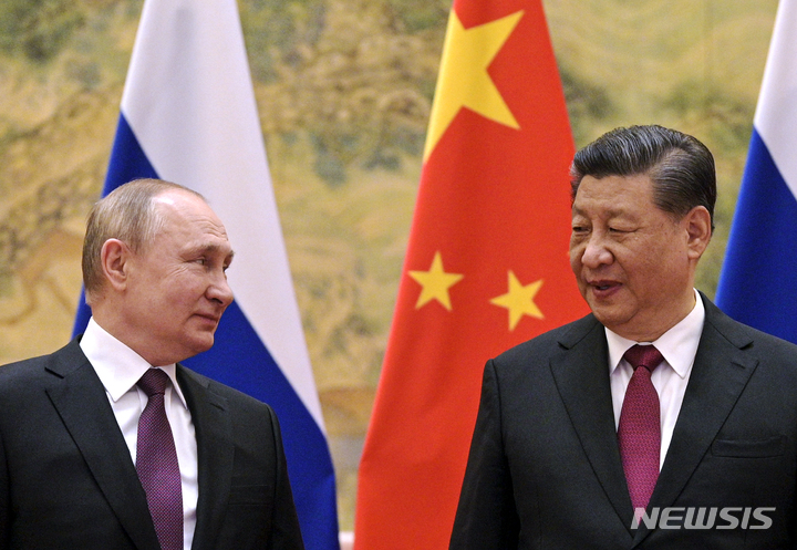 [베이징(중국)=AP/뉴시스]지난 2월4일 블라디미르 푸틴 러시아 대통령(왼쪽)과 시진핑 중국 국가주석이 중국 베이징에서 회담을 가지고 있다. 2022.08.20.