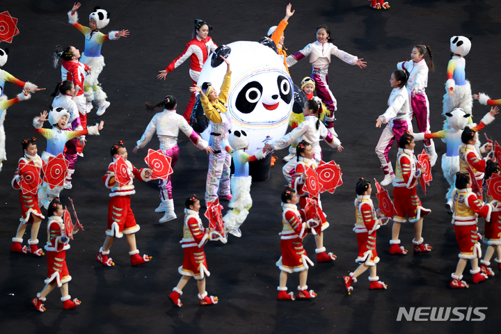 [베이징(중국)=뉴시스] 김병문 기자 = 4일 오후 중국 베이징 국립 경기장에서 2022 베이징 동계올림픽 개막식 사전공연이 펼쳐지고 있다. 2022.02.04. dadazon@newsis.com