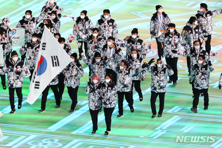 [베이징(중국)=뉴시스] 김병문 기자 = 4일 오후 중국 베이징국립경기장에서 열린 2022 베이징 동계올림픽 개막식에서 대한민국 선수단 공동 기수인 곽윤기, 김아랑과 선수단이 태극기를 들고 입장하고 있다. 2022.02.04. dadazon@newsis.com