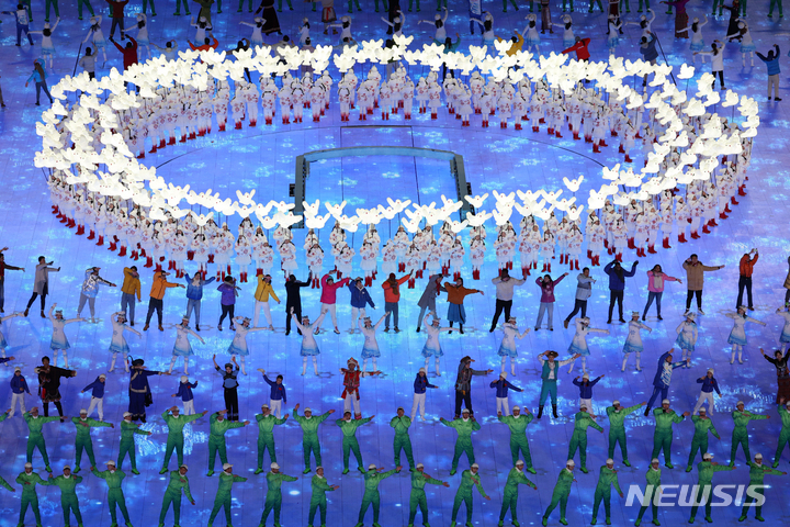 [베이징(중국)=뉴시스] 홍효식 기자 = 4일 오후 중국 베이징 국립 경기장에서 열린 2022 베이징 동계올림픽 개막식에서 눈송이 속에 담긴 성화 아래 평화의 비둘기가 춤을 추고 있다. 2022.02.04. yesphoto@newsis.com