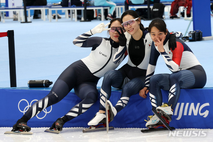 [베이징(중국)=뉴시스] 고범준 기자 = 6일 오전 중국 베이징 국립 스피드 스케이팅 경기장(오벌)에서 2022 베이징동계올림픽 빙상 스피드 스케이팅에 출전하는 한국의 박지우(왼쪽부터), 김현영, 김보름이 취재진을 향해 포즈를 취하고 있다. 이날은 김보름 선수의 생일이다. 2022.02.06. bjko@newsis.com