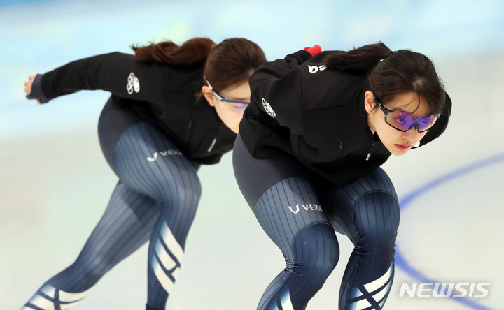 [베이징(중국)=뉴시스] 고범준 기자 = 6일 오전 중국 베이징 국립 스피드 스케이팅 경기장(오벌)에서 2022 베이징동계올림픽 빙상 스피드 스케이팅 경기에 출전하는 한국의 김보름이 훈련을 하고 있다. 2022.02.06. bjko@newsis.com