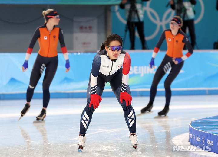 [베이징(중국)=뉴시스] 고범준 기자 = 6일 오전 중국 베이징 국립 스피드 스케이팅 경기장(오벌)에서 2022 베이징동계올림픽 빙상 스피드 스케이팅 경기에 출전하는 한국의 김보름이 훈련을 하고 있다. 2022.02.06. bjko@newsis.com