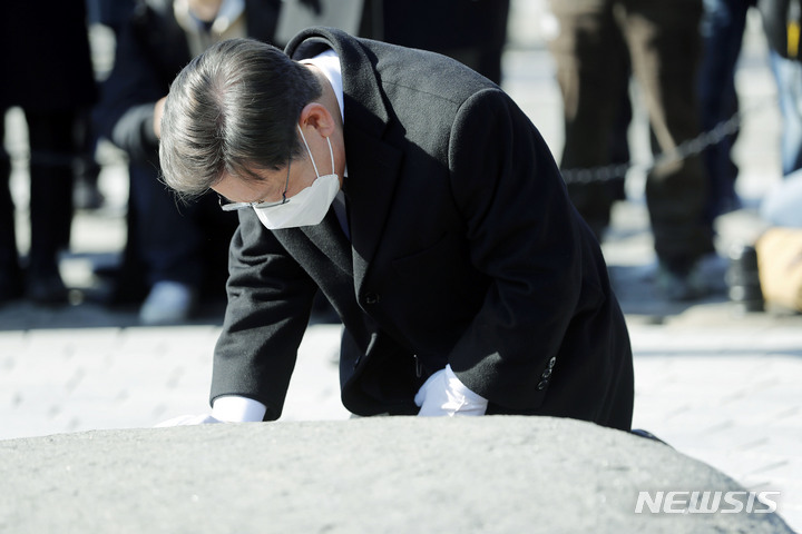 [김해=뉴시스] 최동준 기자 = 이재명 더불어민주당 대선 후보가 6일 경남 김해 봉하마을 노무현 전 대통령 묘역을 방문해 참배를 마치고 너럭바위를 어루만지고 있다. 2022.02.06. photocdj@newsis.com