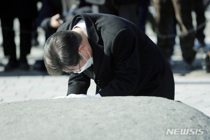 [김해=뉴시스] 최동준 기자 = 이재명 더불어민주당 대선 후보가 6일 경남 김해 봉하마을 노무현 전 대통령 묘역을 방문해 참배를 마치고 너럭바위를 어루만지고 있다. 2022.02.06. photocdj@newsis.com