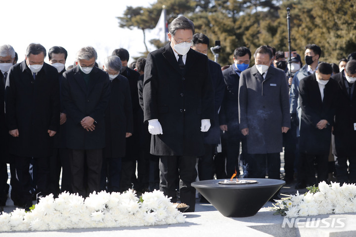 [김해=뉴시스] 최동준 기자 = 이재명 더불어민주당 대선 후보가 6일 경남 김해 봉하마을 노무현 전 대통령 묘역을 방문해 참배하고 있다. 2022.02.06. photocdj@newsis.com