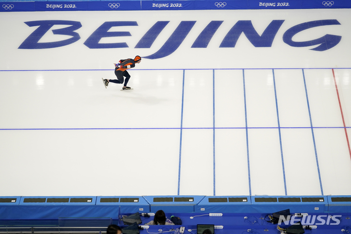 [베이징=AP/뉴시스] 스벤 크라머르가 6일 중국 베이징 국립스피드스케이팅오벌에서 열린 2022 베이징동계올림픽 스피드스케이팅 남자 5000m에서 레이스를 펼치고 있다. 2022.02.06