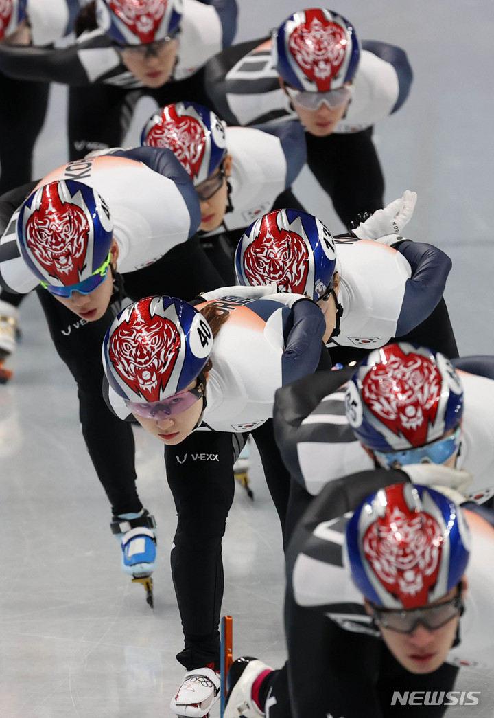 [베이징(중국)=뉴시스] 고범준 기자 = 대한민국 쇼트트랙 대표팀 최민정을 비롯한 선수들이 6일 오후 중국 베이징 캐피탈 실내경기장에서 2022 베이징동계올림픽대회를 앞두고 훈련에 앞서 파이팅 하고 있다. 2022.02.06. bjko@newsis.com