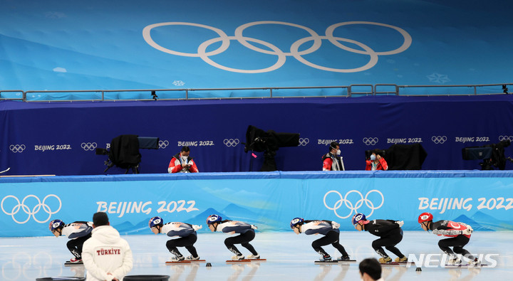 [베이징(중국)=뉴시스] 고범준 기자 = 대한민국 쇼트트랙 대표팀 선수들이 6일 오후 중국 베이징 캐피탈 실내경기장에서 2022 베이징동계올림픽대회를 앞두고 훈련에 앞서 파이팅 하고 있다. 2022.02.06. bjko@newsis.com