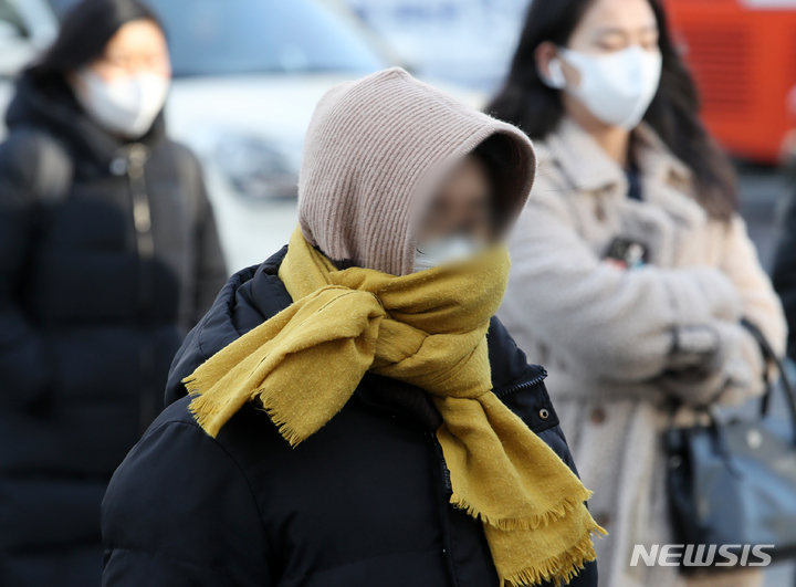 [서울=뉴시스] 조성우 기자 = 영하권 추운 날씨가 이어지는 지난 7일 오전 서울 종로구 세종대로 인근에서 시민들이 이동하고 있다. 2022.02.07. xconfind@newsis.com