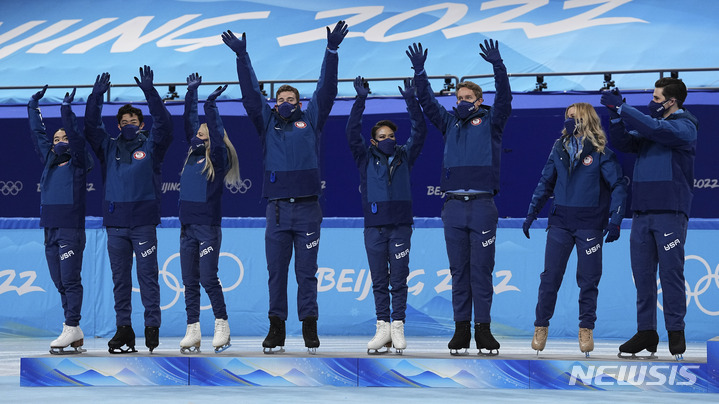 [베이징=AP/뉴시스]2022 베이징동계올림픽 피겨 팀 이벤트에서 2위를 차지한 미국 대표팀. 2022.02.07.