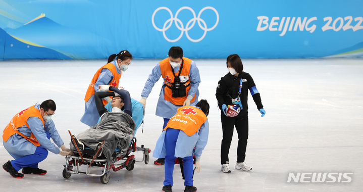 [베이징(중국)=뉴시스] 김병문 기자 = 7일 오후 중국 베이징 캐피털 실내경기장에서 열린 2022 베이징 동계올림픽 쇼트트랙 남자 1000m 준준결승 경기, 한국 박장혁이 넘어져 부상당한 뒤 응급처치를 받고 있다. 2022.02.07. dadazon@newsis.com