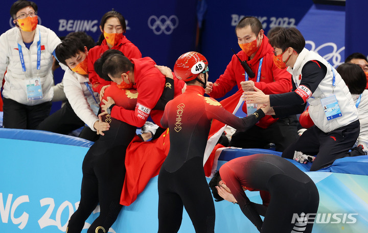 [베이징(중국)=뉴시스] 홍효식 기자 = 7일 오후 중국 베이징 캐피털 실내경기장에서 열린 2022 베이징동계올림픽 쇼트트랙 남자 1000m 결승 경기, 심판의 리우 샤오린 산도르 실격 판정으로 금메달을 차지한 중국 런쯔웨이와 코치진이 기뻐하고 있다. 2022.02.07. yesphoto@newsis.com