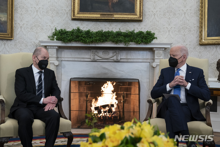 [워싱턴=AP/뉴시스] 지난해 2월7일(현지시간) 조 바이든 미국 대통령과 올라프 숄츠 독일 총리가 백악관 집무실에서 회담하고 있다.