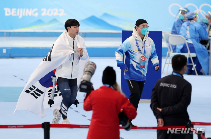 [베이징(중국)=뉴시스] 고범준 기자 = 김민석이 8일 중국 베이징 국립 스피드 스케이팅 오벌 경기장에서 열린 2022 베이징 동계올림픽 스피드 스케이팅 남자 1500m에서 동메달을 획득하고 태극기를 들고 기뻐하고 있다. 2022.02.08. bjko@newsis.com