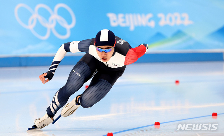 [베이징(중국)=뉴시스] 홍효식 기자 = 김민석이 8일 중국 베이징 국립 스피드 스케이팅 오벌 경기장에서 열린 2022 베이징 동계올림픽 스피드 스케이팅 남자 1500m에서 역주하고 있다. 2022.02.08. yesphoto@newsis.com