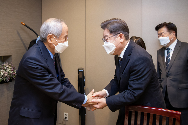 [서울=뉴시스] 전신 기자 = 이재명 더불어민주당 당시 대선 후보가 2022년 2월8일 서울 여의도 한 식당에서 윤여준 전 환경부 장관과 만찬에 앞서 악수하고 있다. (사진=더불어민주당 선대위 제공) 2022.02.08. photo@newsis.com *재판매 및 DB 금지