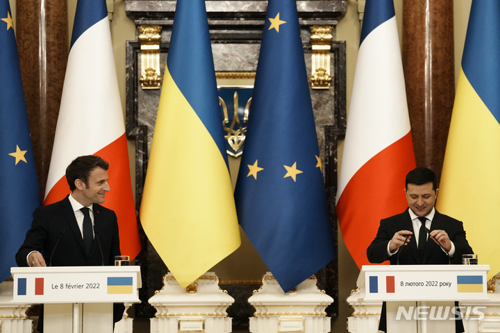 [키예프(우크라이나)=AP/뉴시스] 에마뉘엘 마크롱 프랑스 대통령과(왼쪽) 볼로디미르 젤렌스키 우크라이나 대통령이 8일(현지시간) 우크라이나 수도 키예프에서 정상회담 후 공동 기자회견을 하고 있다. 2022.02.09.