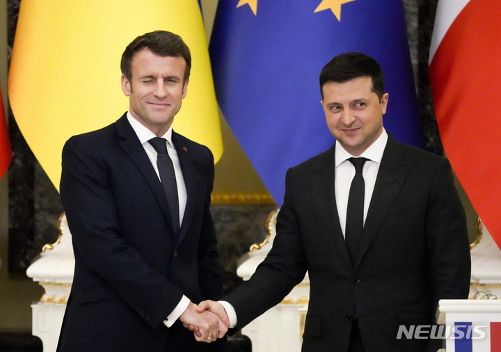 [키예프=AP/뉴시스]에마뉘엘 마크롱 프랑스 대통령(왼쪽)과 볼로디미르 젤렌스키 우크라이나 대통령이 회담했다. 2022.2.8.