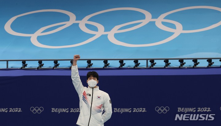 [베이징(중국)=뉴시스] 김병문 기자 = 9일 오후 중국 베이징 캐피털 실내경기장에서 2022 베이징동계올림픽 쇼트트랙 남자 1500m 결승 경기가 끝난 뒤 열린 플라워 세리머니에서 금메달을 차지한 황대헌이 주먹 쥔 손을 들어보이고 있다. 2022.02.09. dadazon@newsis.com