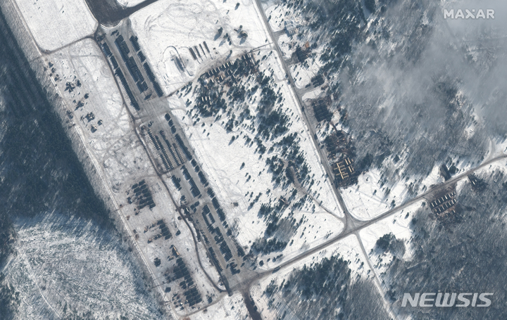 [고멜=AP/뉴시스] 지난 2월4일(현지시간) 위성 사진에서 우크라이나 국경에서 불과 25㎞ 떨어진 벨라루스 고멜 지역의 쟈브로우카 비행장 모습이 보이고 있다. 