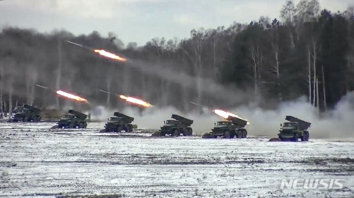 [벨라루스=AP/뉴시스]러시아 군이 지난 2월4일 벨라루스에서 진행한 벨라루스 군과 합동훈련에서 다연장로켓포(MLRS)를 발사하고 있다. 2022.02.4.