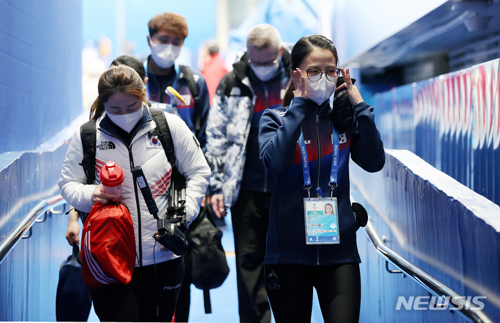 [베이징(중국)=뉴시스] 김병문 기자 = 12일 중국 베이징 내셔널 아쿠아틱 센터에서 열린 2022 베이징 동계올림픽 컬링 여자 한국과 러시아올림픽위원회(ROC)와의 경기가 끝난 뒤 한국 김은정이 경기장을 나서며 안경을 고쳐 쓰고 있다. 2022.02.12. dadazon@newsis.com