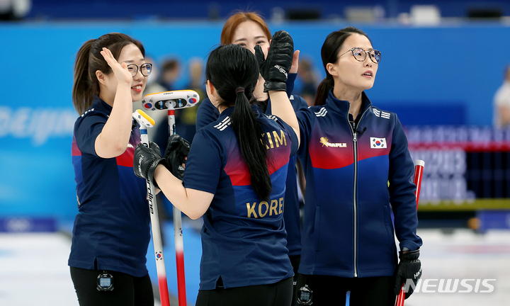 [베이징(중국)=뉴시스] 김병문 기자 = 12일 중국 베이징 내셔널 아쿠아틱 센터에서 열린 2022 베이징 동계올림픽 컬링 여자 한국과 러시아올림픽위원회(ROC)와의 경기, 한국 팀 킴이 엔드를 마무리 지으며 하이파이브하고 있다. 2022.02.12. dadazon@newsis.com