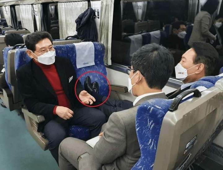 [서울=뉴시스] 윤석열 국민의힘 대선 후보가 선거운동 일환으로 임대한 무궁화호 열차 안에서 구두를 신은 채 앞좌석에 다리를 뻗은 모습. 2022.02.13. (사진=이소영 의원 페이스북) *재판매 및 DB 금지