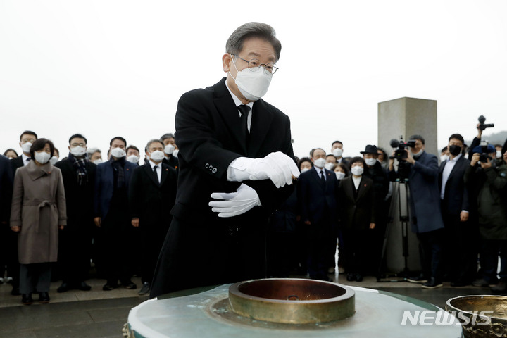 [제주=뉴시스] 최동준 기자 = 이재명 더불어민주당 대선 후보가 13일 제주 4.3 평화공원을 방문해 위렵탑에서 참배하고 있다. 2022.02.13. photocdj@newsis.com