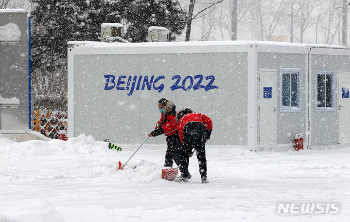 [베이징(중국)=뉴시스] 고범준 기자 = 2022 베이징 동계올림픽이 진행중인 13일 중국 베이징 내셔널 아쿠아틱 센터에서 자원봉사자 및 관계자들이 눈을 치우고 있다. 2022.02.13. bjko@newsis.com