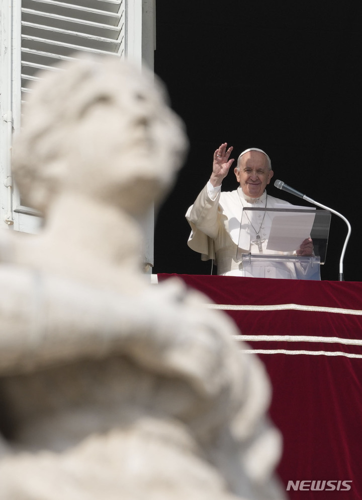 [바티칸=AP/뉴시스] 프란치스코 교황이 지난 2월13일(현지시간) 바티칸 성베드로 광장에 모인 군중에게 미소를 지으며 인사하고 있다. 
