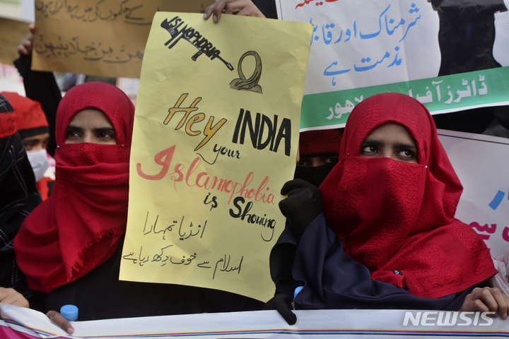 [AP/뉴시스] 인도 한 지역 학교에서 무슬림의 전통적인 히잡 머리스카프를 금지하자 13일 파키스탄 라호르에서 여성들이 이를 규탄하는 시위에 나섰다 