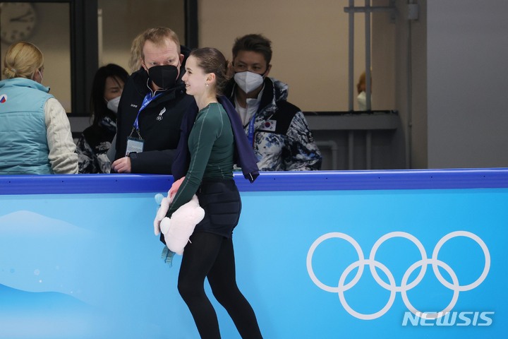 [베이징(중국)=뉴시스] 김병문 기자 = 도핑 위반과 관련해 2022 베이징 동계올림픽 여자 싱글 출전이 가능해진 피겨 스케이팅 카밀라 발리예바(러시아올림픽위원회·ROC)가 14일 오후 중국 베이징 캐피털 실내경기장 인근 피겨 트레이닝 링크에서 훈련을 하고 있다. 2022.02.14. dadazon@newsis.com