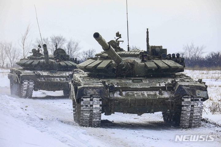 [레닌그라드=AP/뉴시스] 러시아 국방부가 14일(현지시간) 제공한 사진에 러시아군 전차들이 레닌그라드 지역에서 군사훈련 중 이동하고 있다. 2022.02.14.