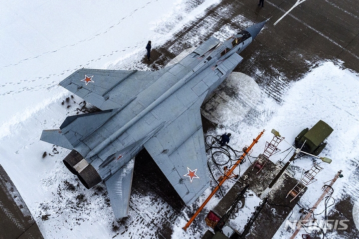 [트베리=AP/뉴시스] 지난 2월 러시아 트베리 지역에서 군사훈련 중인 러시아 공군 MiG-31 전투기가 이륙을 준비하고 있다.