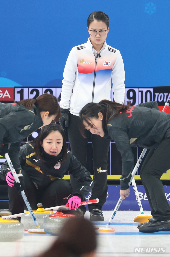 [베이징(중국)=뉴시스] 홍효식 기자 = 14일 중국 베이징 내셔널 아쿠아틱 센터에서 열린 2022 베이징 동계올림픽 컬링 여자 한국과 일본과의 경기, 팀 킴 스킵 김은정이 일본 스킵 후지사와 사츠키의 투구를 바라보고 있다. 2022.02.14. yesphoto@newsis.com