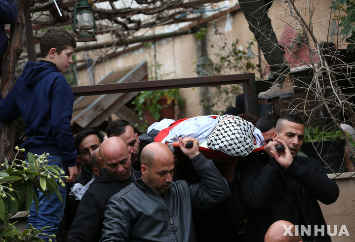 [ 제닌(서안지구)= 신화/뉴시스]서안지구에서 지난2월 14일 시위도중 이스라엘군에게 피살된 10대의 시신을 운구하는 사람들. 22일에는 베들레헴 교외에서도 14세 소년이 이스라엘군의 총격으로 숨졌다고 팔레스타인 보건부가 발표했다. 
