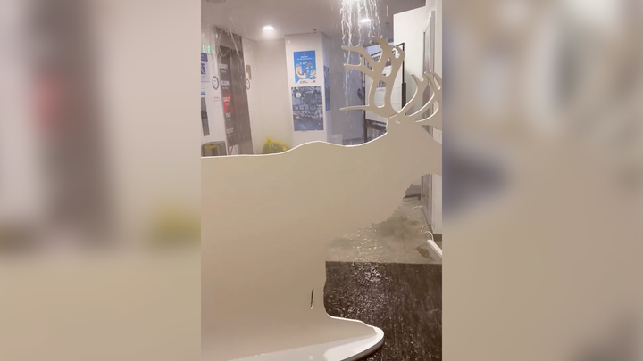 베이징 올림픽 핀란드 스키선수팀이 머물고 있는 호텔 천장에서 물이 새고 있다. 출처: Instagram katrilylynpera *재판매 및 DB 금지
