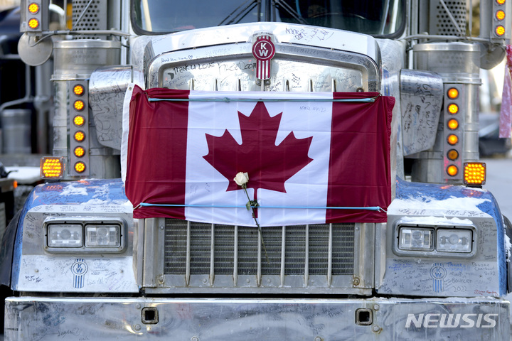미-캐나다 국경 봉쇄 마지막 트럭 시위현장 떠나…봉쇄 완전 해제