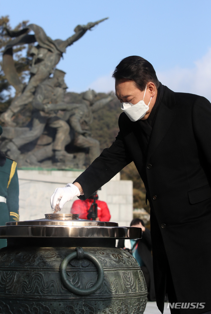 [서울=뉴시스] 전신 기자 = 윤석열 국민의힘 대선 후보가 제20대 대통령선거 공식 선거운동이 시작된 15일 서울 동작구 국립서울현충원을 찾아 현충탑에 분향하고 있다. 2022.02.15. photo1006@newsis.com