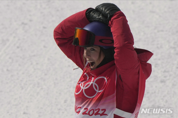 [장자커우=AP/뉴시스] 에일린 구(중국)가 15일 중국 허베이성 장자커우의 겐팅 스노우파크에서 열린 2022 베이징동계올림픽 프리스타일 스키 여자 슬로프스타일 결선에서 은메달을 딴 뒤 기뻐하고 있다. 2022.02.15